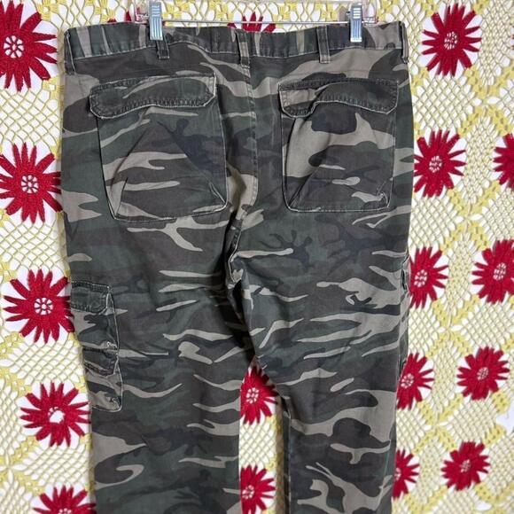 Wrangler Jeans Cargo Camo Pants / Size 40 X 28 - Picture 15 of 15